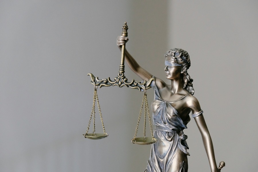 Estátua da Justiça com balança, símbolo da advocacia