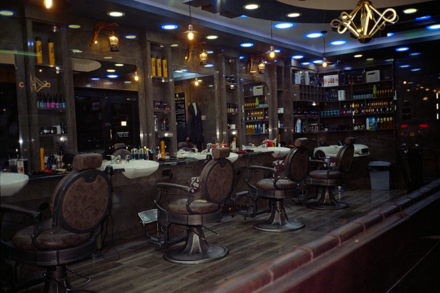 Barbearia com cadeiras e espelhos, ambiente clássico