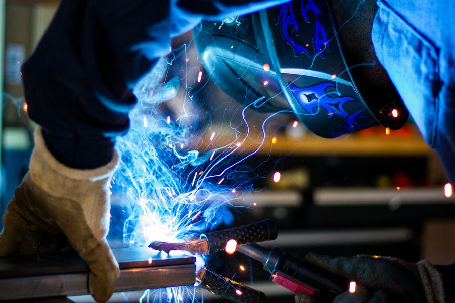 Solda industrial com faíscas em fábrica metalúrgica